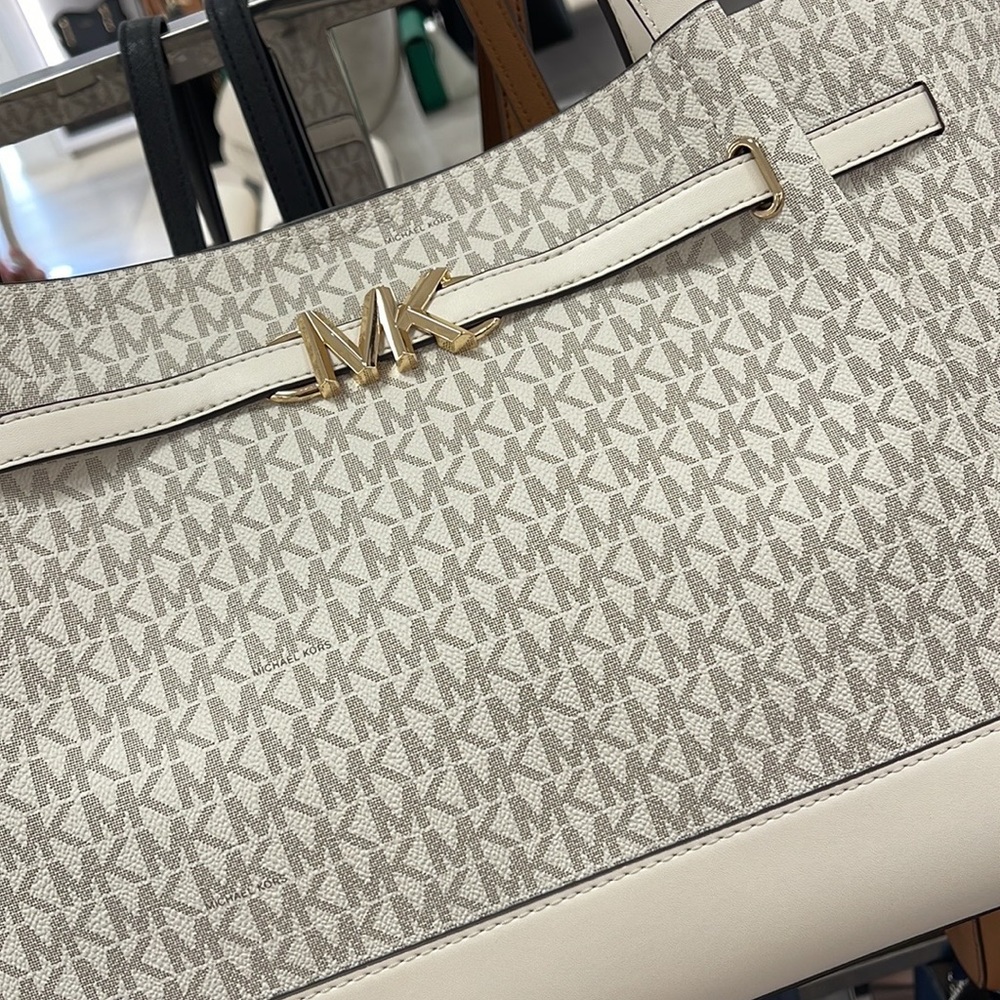 MICHAEL KORS
Reed Large Logo Shoulder Tote Bag
Light Cream Multi
35S3G6RT3B
NWT - Picture 15 of 16